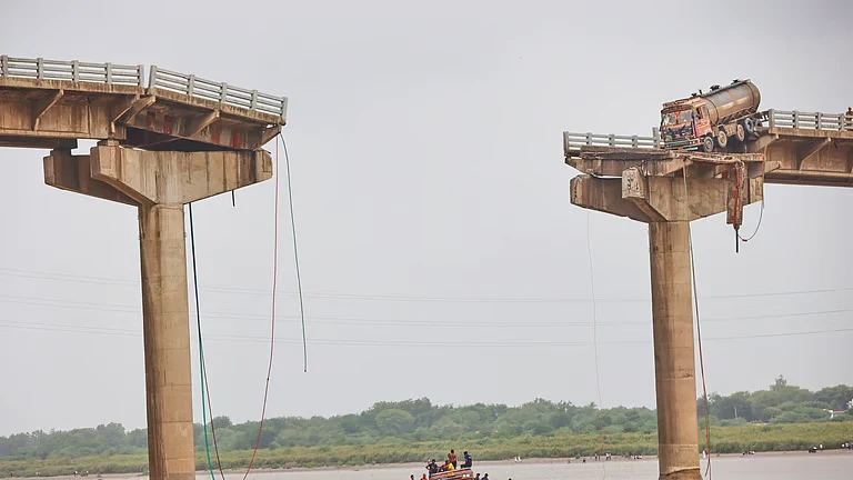 Gambhira Bridge Collapse in Vadodara: 11 Dead as Vehicles Fall Into River – Fashion collection